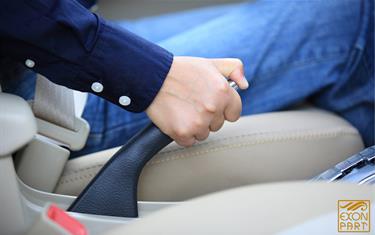 مهم‌ترین نکات استفاده از ترمزدستی ماشین